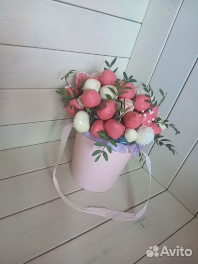 Сладкие букеты из клубники