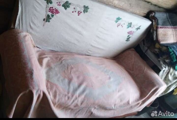 Старинный антикварный диван