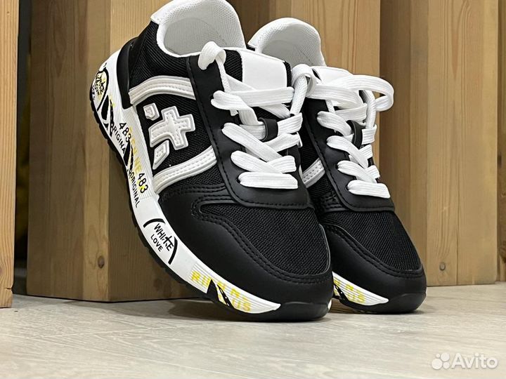 Кроссовки женские