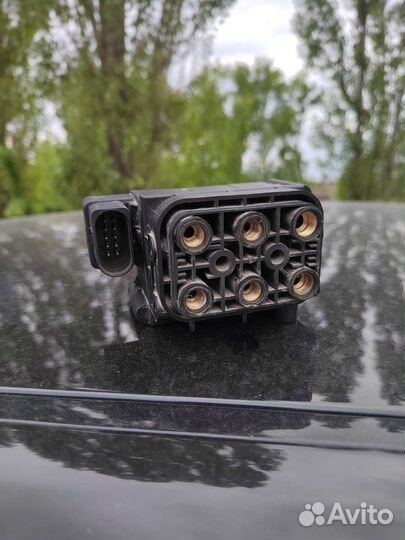 Блок клапанов пневмоподвески Audi A8 D4