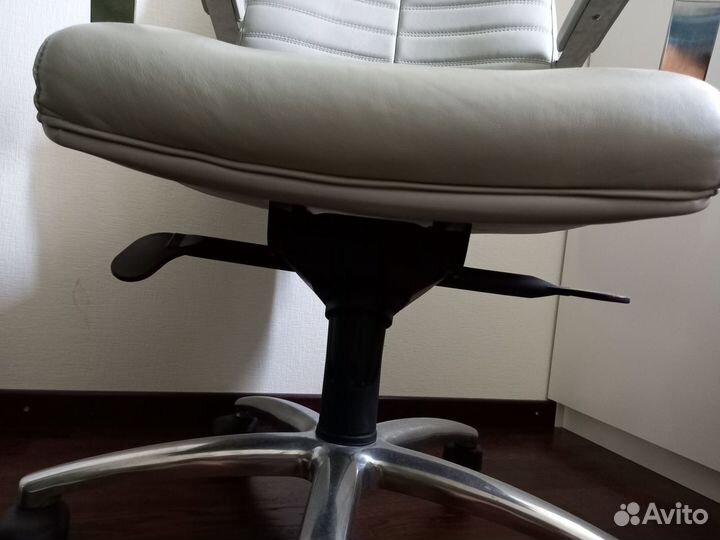 Продам кожанное кресло в отличном состоянии