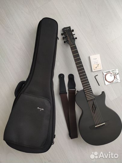 Карбоновая акустическая гитара