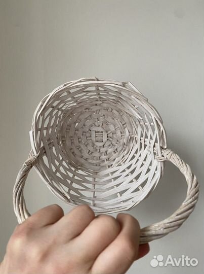 Белая корзина плетеная