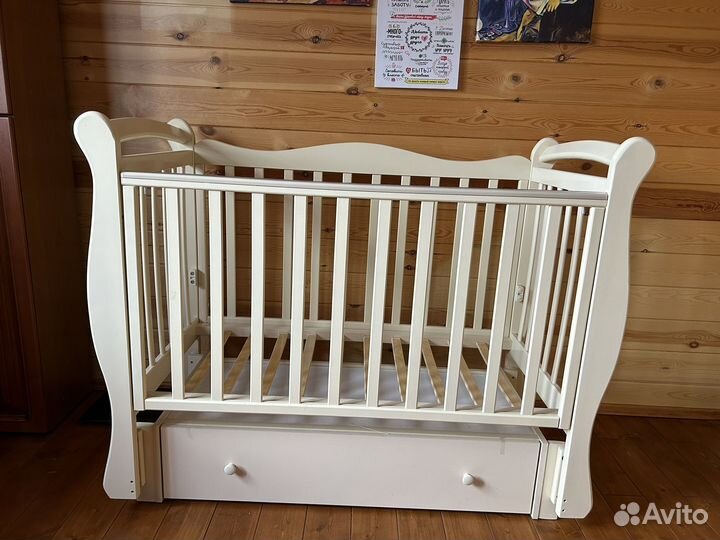 Детская кроватка с маятником и ящиком