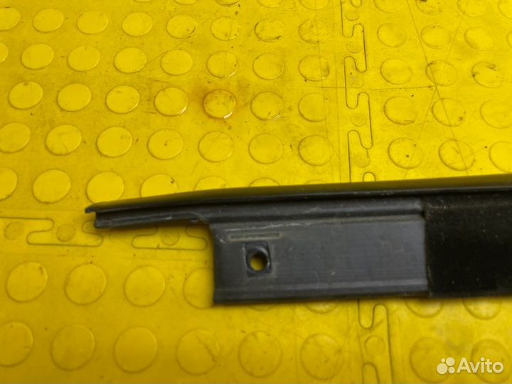 Б/У Уплотнитель опускного стекла В хорошем
