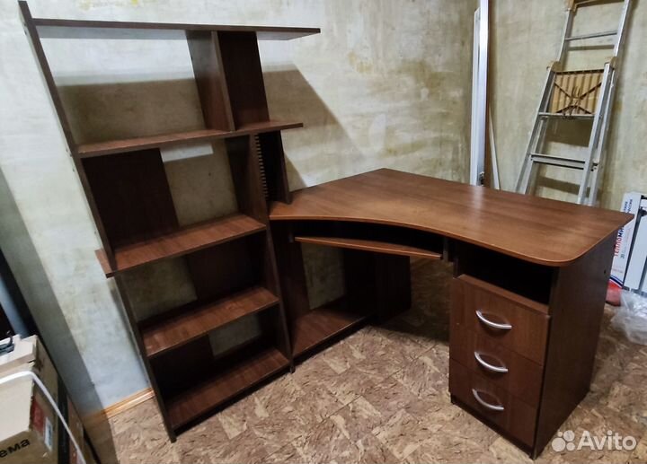 Компьютерный стол угловой с полками