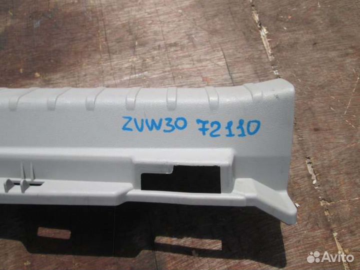 Накладка замка багажника Toyota Prius ZVW30