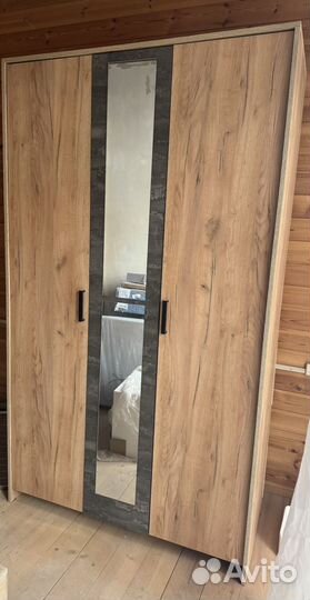 Шкаф трехстворчатый с зеркалом