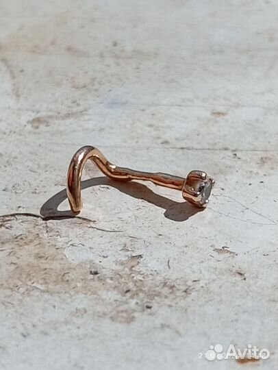 Пирсинг в нос золото