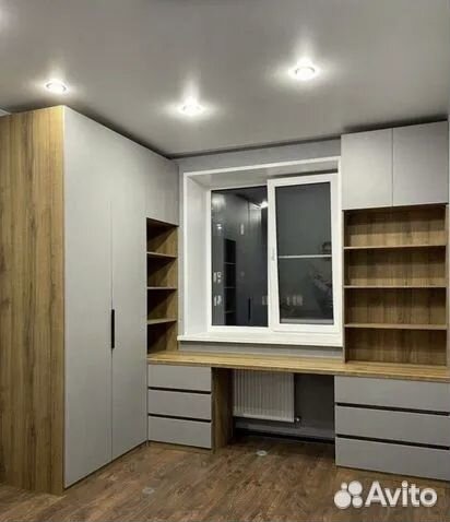 Детская рабочая зона у окна