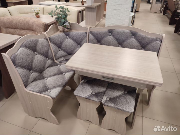 Кухонный уголок со столом и стульями