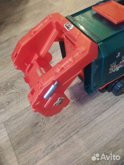 Игрушечные машины мусоровоз и бензовоз