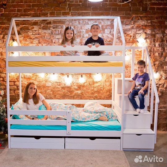 Двухъярусная кровать с лестницей комодом из массив