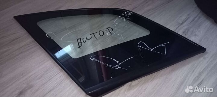 Стекло кузовное глухое правое Suzuki Grand Vitara