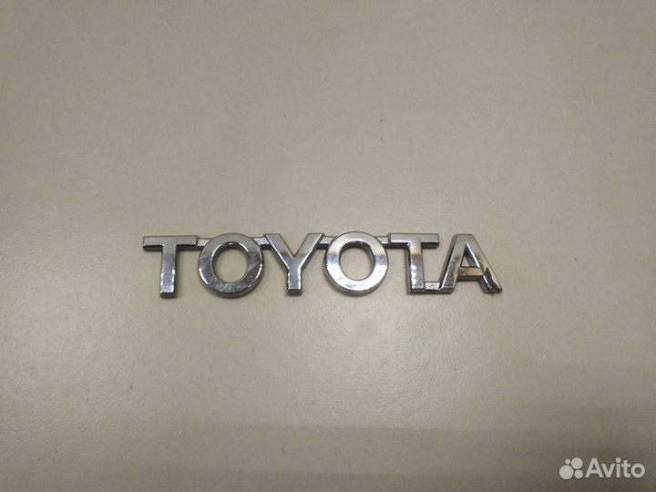Эмблема на дверь багажника Toyota Yaris