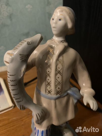 Фарфоровая статуэтка 