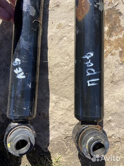 Задние стойки (амортизаторы) на KIA quoris