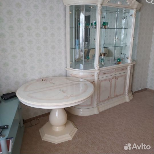 Витрина, стол Роза бежевый
