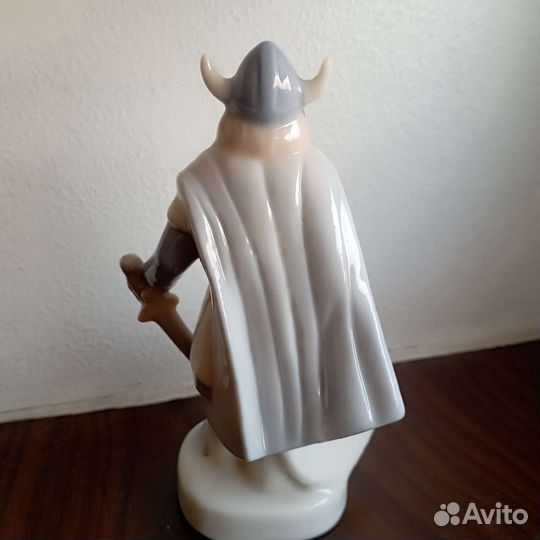 Статуэтка фарфоровая Викинг
