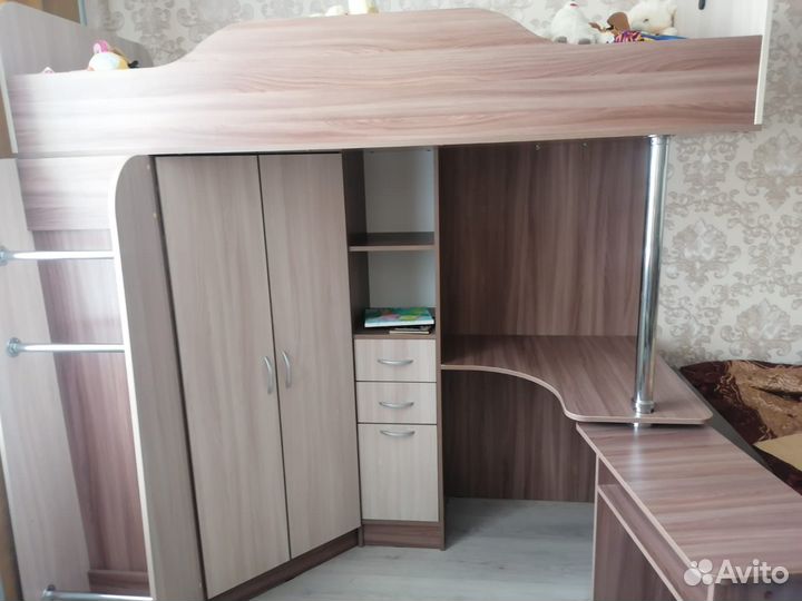 Детская кровать чердак со столом и шкафом