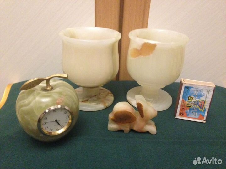 Два фужера, часы и статуэтка оникс