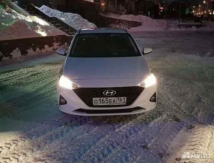 Женский водитель, работа на личном авто