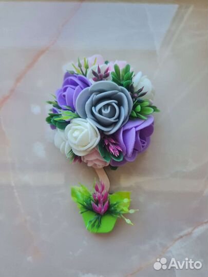 Композиция из искусственных цветов