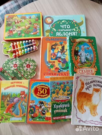 Игрушки музыкальные и книги для малышей