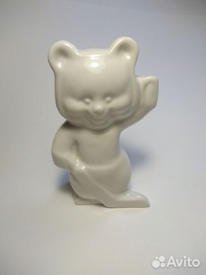 Фарфоровый мишка с клюшкой