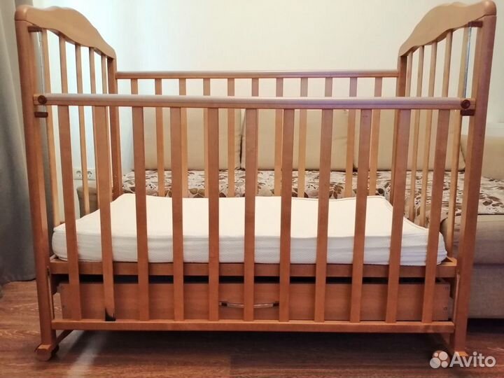Детская кроватка и пеленальный столик