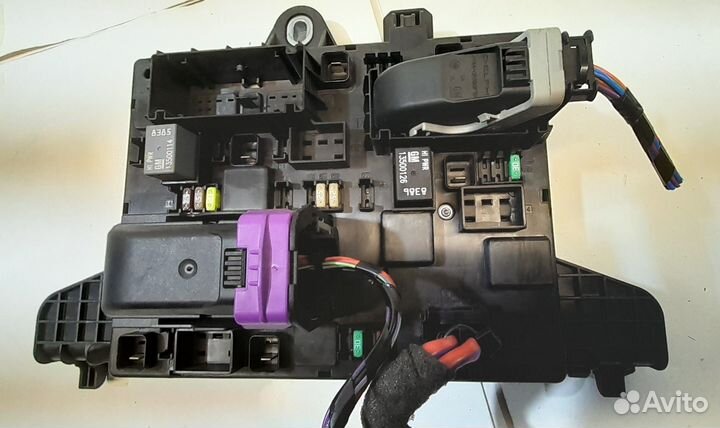 Блок предохранителей на акб Opel Astra J