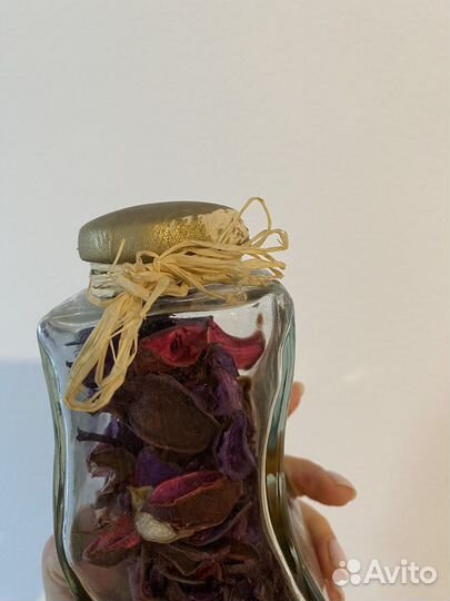 Декор ваза с лепестками розы