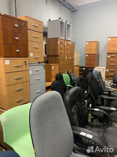 Тумбы подкатные приставные распашные