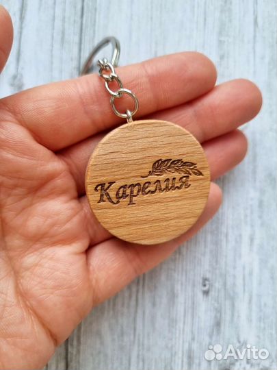 Брелок из дерева