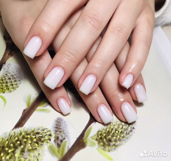 Модель на наращивание и коррекцию ногтей