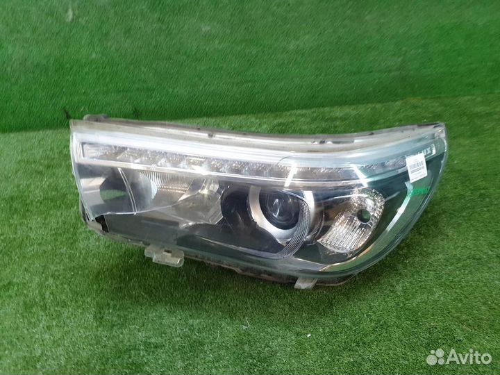 Битая Фара левая Toyota Hilux 8 (2015-2020) LED