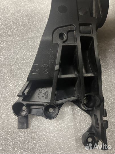 Правое крепление зеркала Toyota RAV 4 40