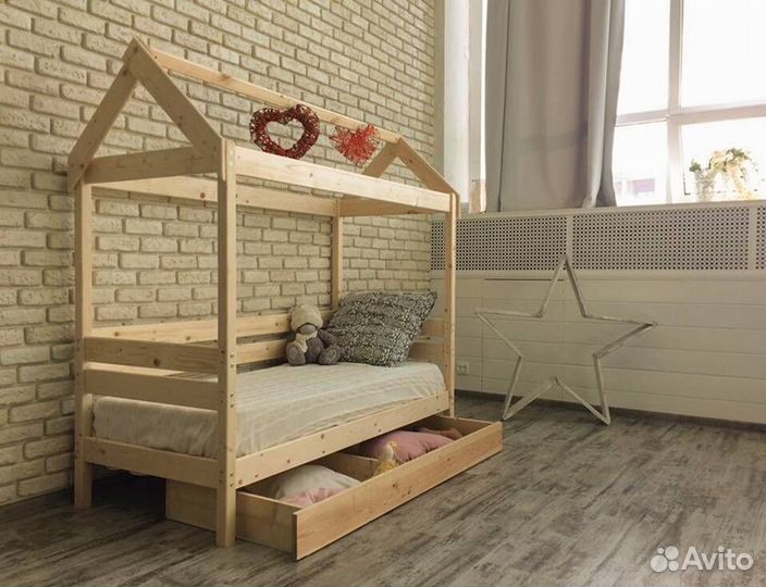 Кровать домик из массива