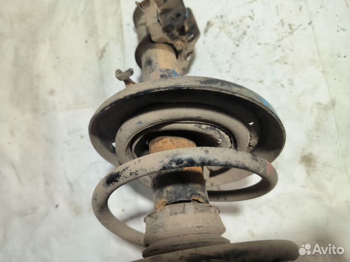 Передняя левая стойка Renault Megane 3