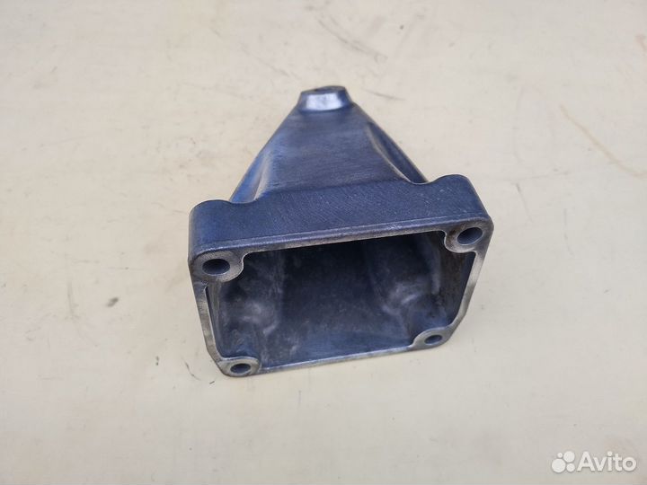 Кронштейн двигателя 111 правый Мерседес 203 C-Klas