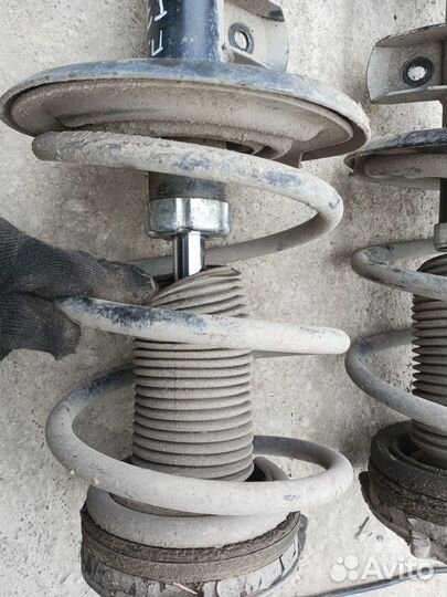 Стойка амортизатора передняя Nissan Teana J32