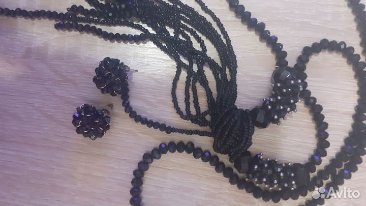 Серьги, бусы, броши