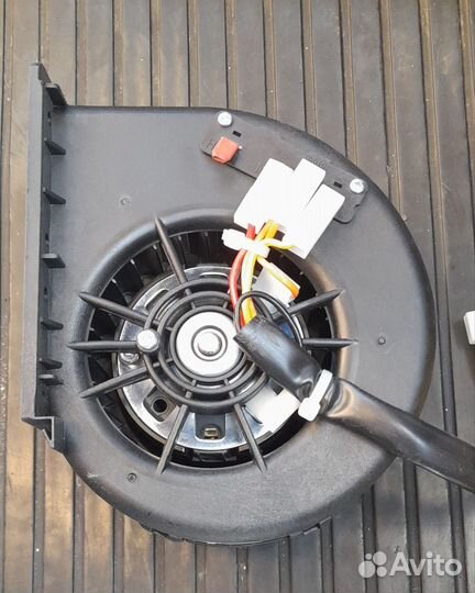 Мотор отопителя 24V 010-B70-74D