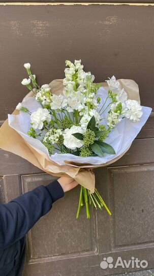 Белый букет из диантусов, альстромерии, матиоллы