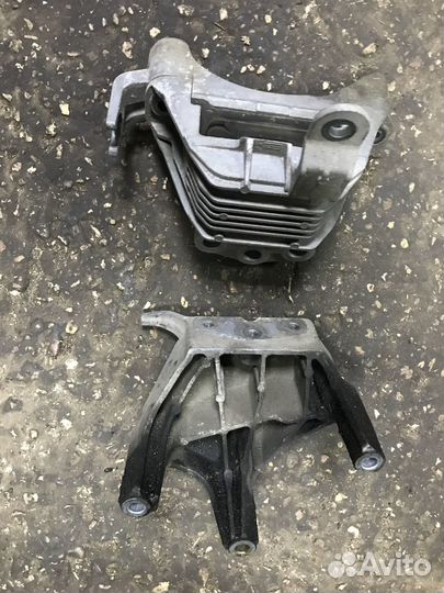Опора двигателя правая Opel Astra J