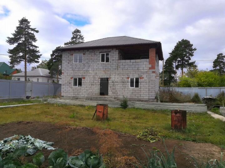 Коттедж 184 м² на участке 10 сот.