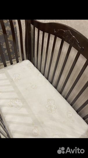 Детская кроватка с маятником