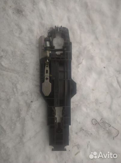 Внутренняя часть дверной ручки Nissan Juke