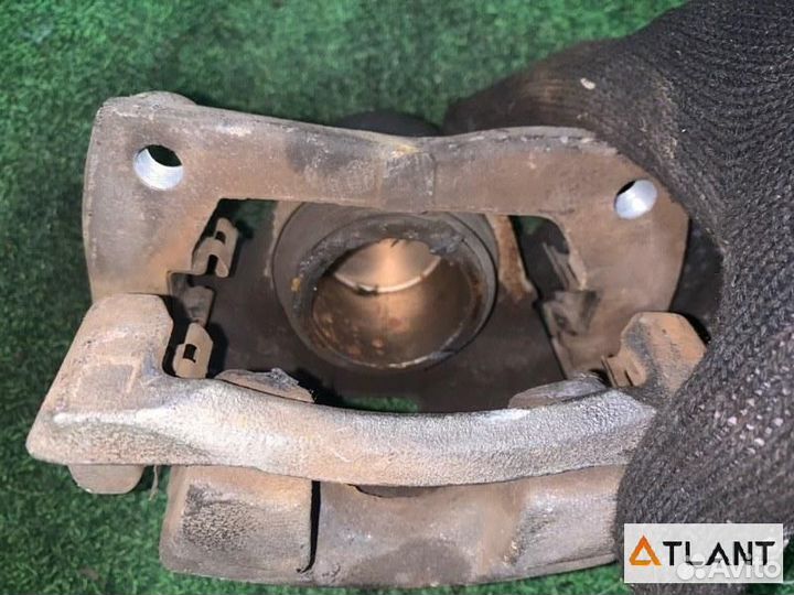 Суппорт передний левый toyota raum