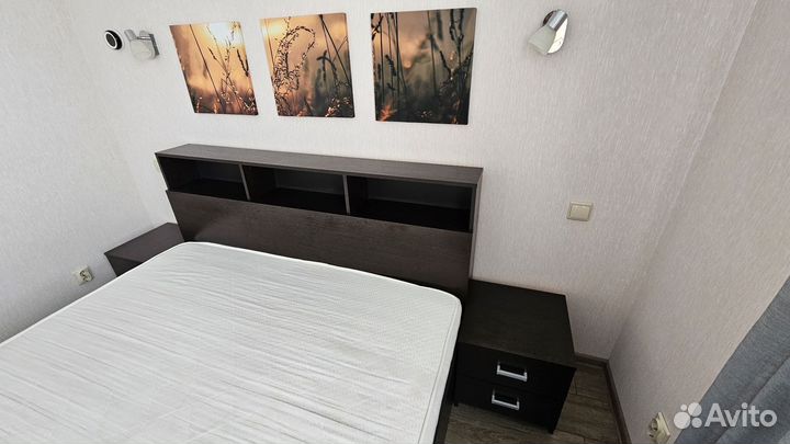 Кровать и две тумбы